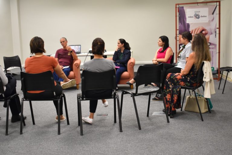 Unimed Poços realiza oficina “Transformando a dor em laços de amor” 