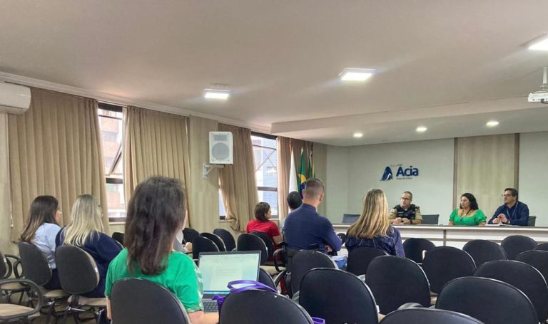 Procon e PM fazem reunião orientativa com agências bancárias de Poços