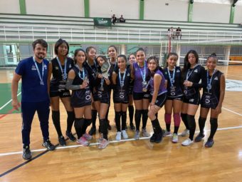 Cerca de 120 meninas participam de projeto de vôlei na zona leste