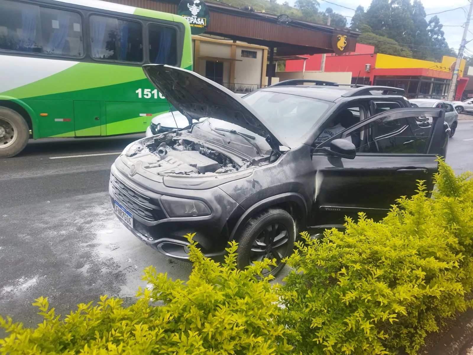 Camionete pega fogo ao circular pela avenida João Pinheiro