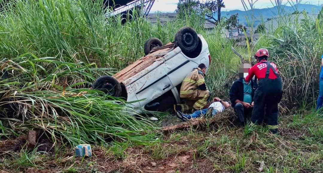 Duas pessoas ficam feridas em acidente entre Poços e Andradas