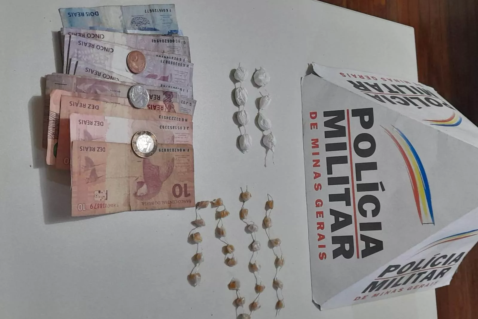 Dupla é apreendida por tráfico na zona leste