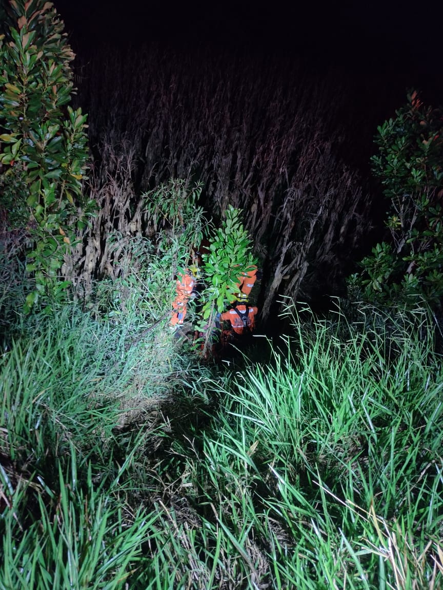 Idoso cai com o carro em talude de seis metros