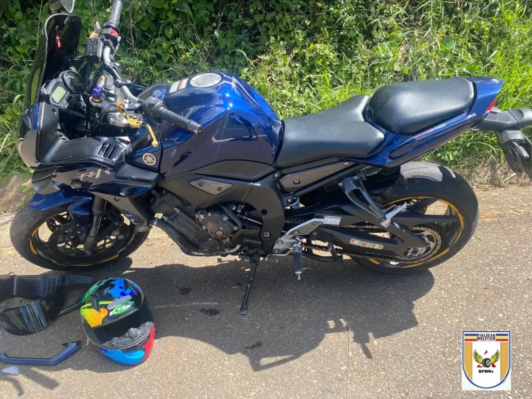 Motociclista fica ferido após bater na traseira de veículo