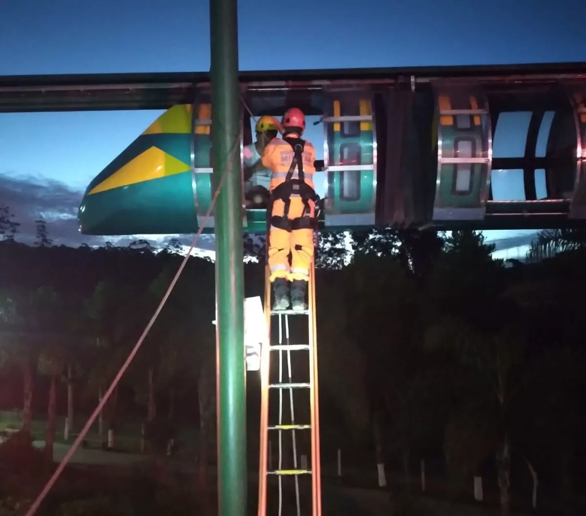 Grupo fica preso em monotrilho de hotel