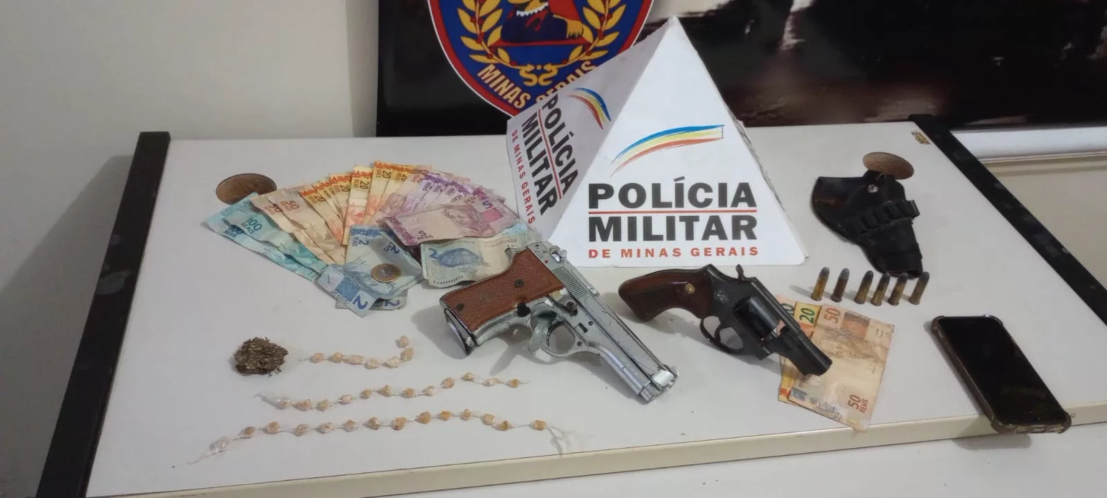 PM apreende armas com adolescentes traficantes