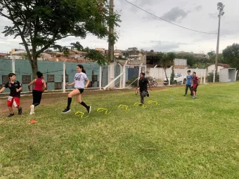 Projeto oferece aulas de atletismo para 150 jovens em Poços