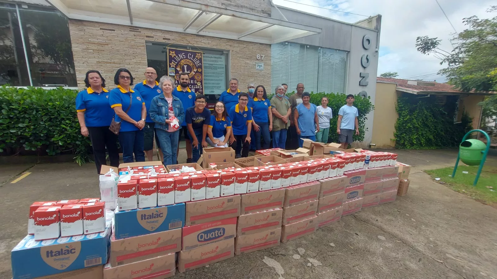 Lions Clube Alumínio doa 2 mil litros de leite para o Café Cacon 