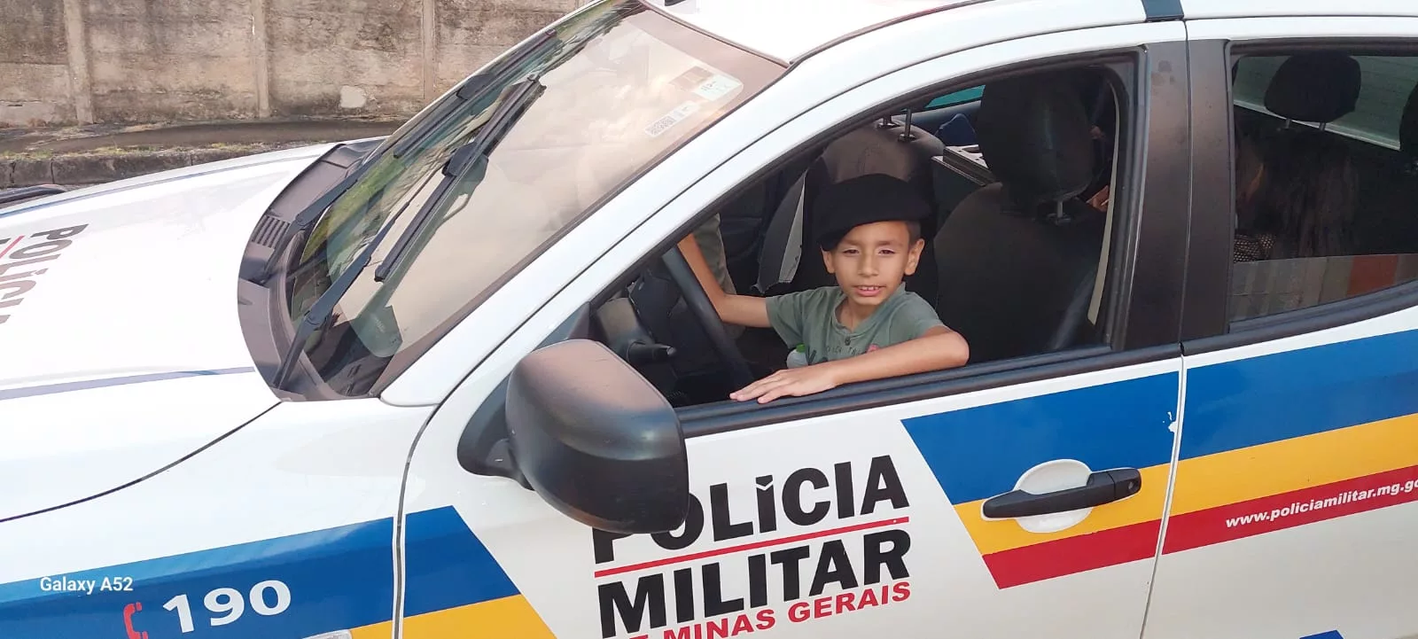 Militares comemoram aniversário com criança de 9 anos