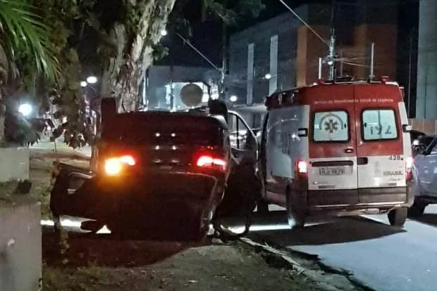 Carro capota após acidente na avenida João Pinheiro