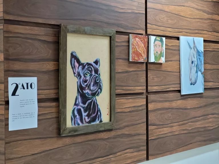 Exposição “Caminho” pode ser visitada no saguão de entrada da Câmara