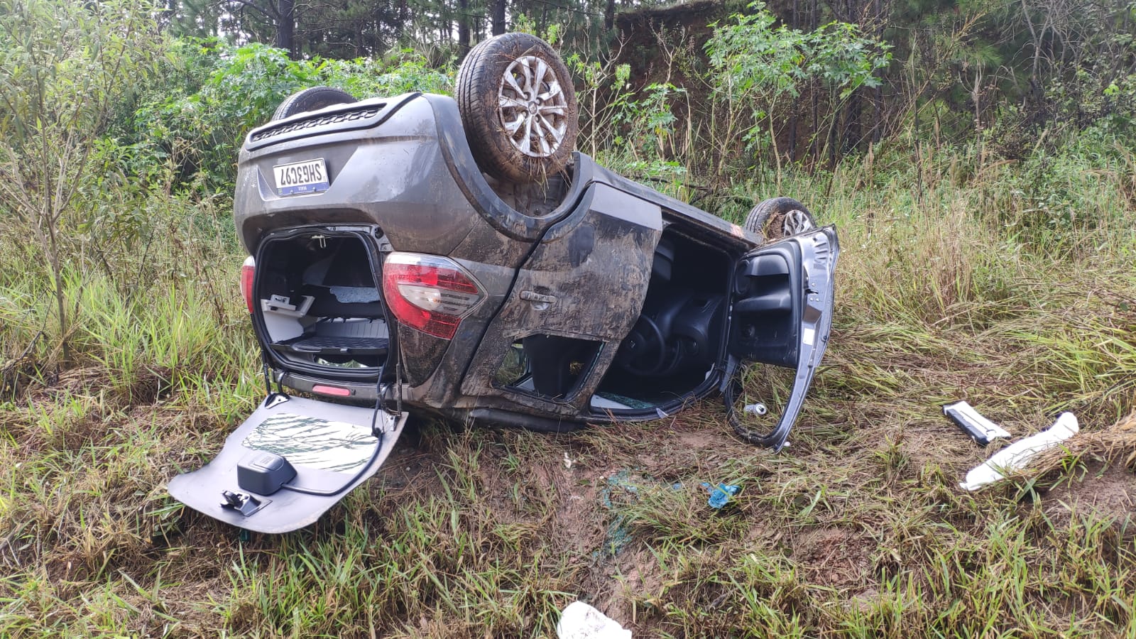 Carro capota após aquaplanar na BR-146