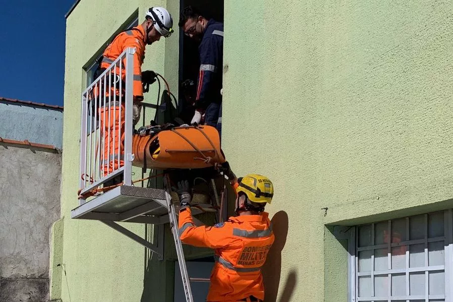 Bombeiros resgatam idosa com suspeita de fratura na bacia