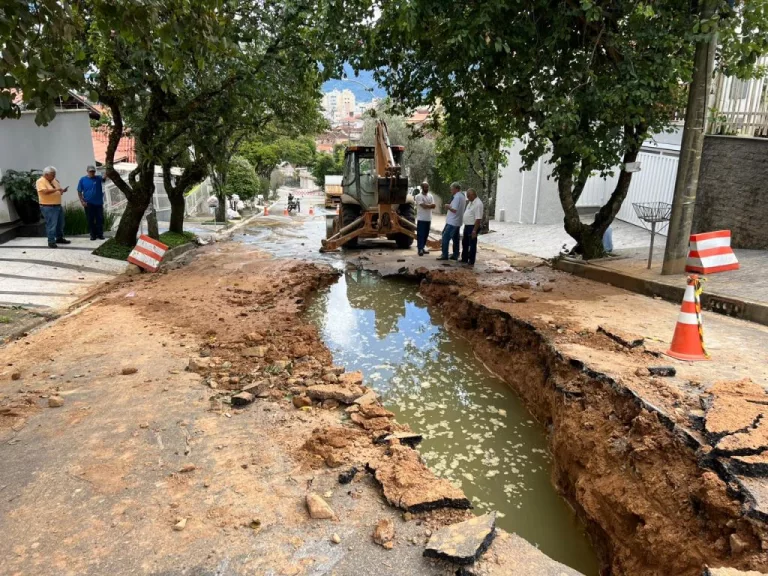 Asfalto cede e trecho de avenida fica interditado na zona leste   