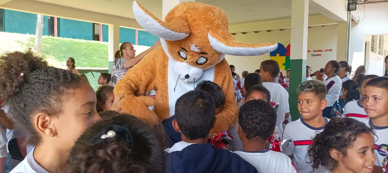 MACHADO | Prefeito se veste de coelho para distribuir ovos de Páscoa nas escolas