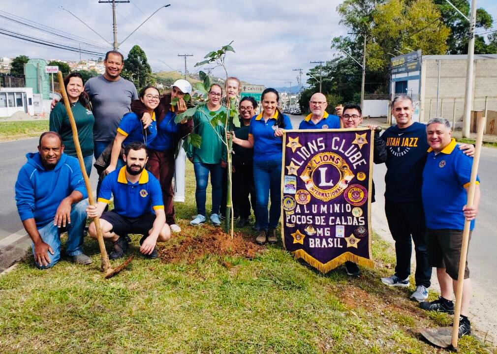 Lions Club e prefeitura plantam mudas de ipês na zona leste