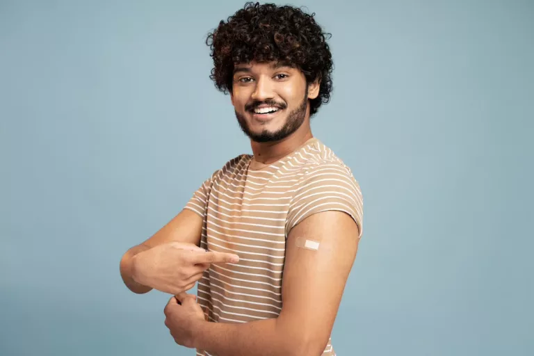 Agora é lei em Poços: “quem ama, vacina”