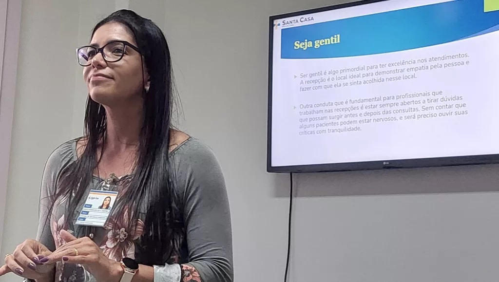 Recepcionistas da Santa Casa recebem treinamento de excelência em atendimento