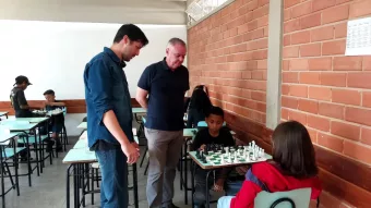 Projeto de xadrez atende cerca de 100 participantes em Poços