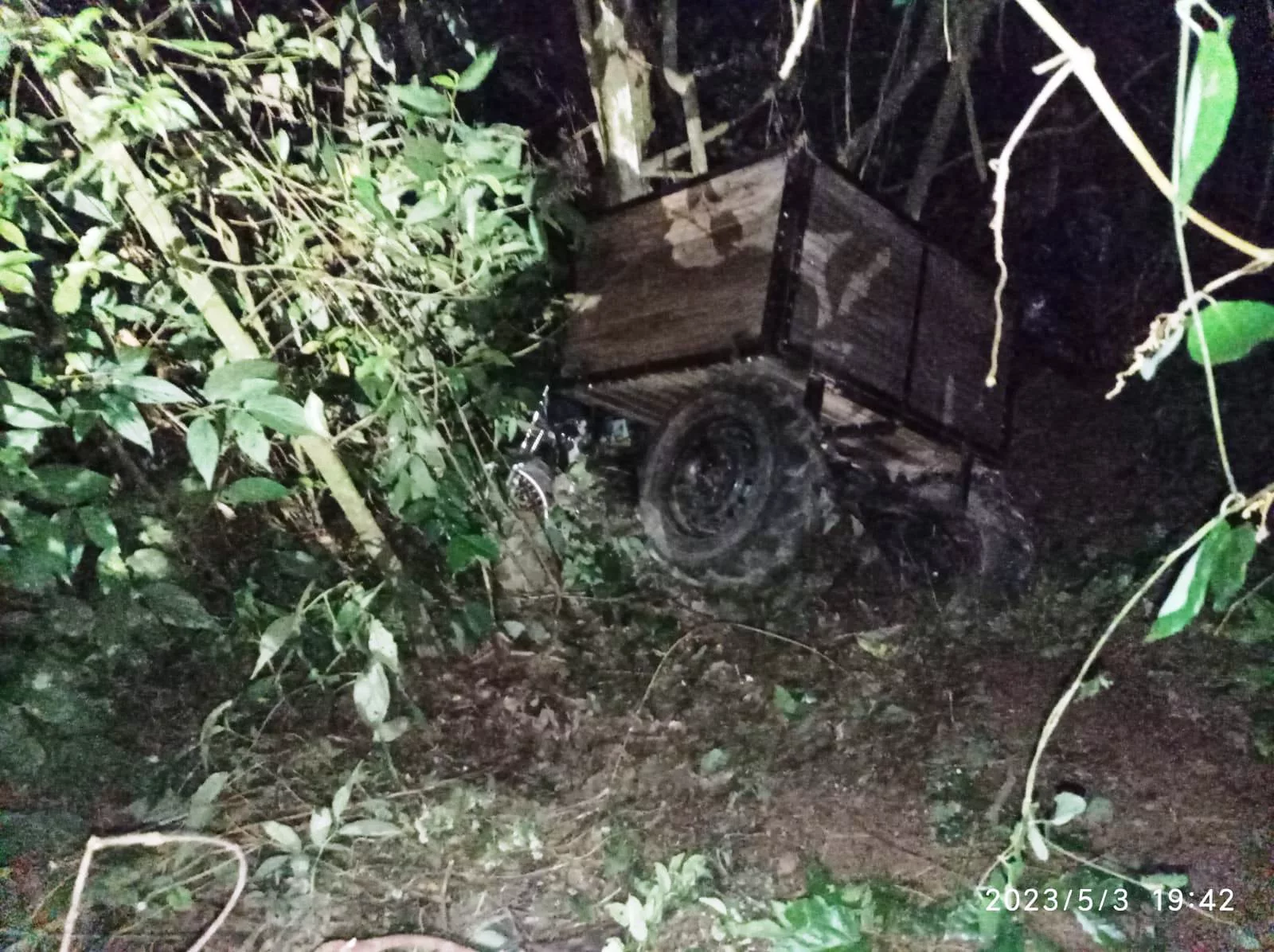 Homem fica ferido após cair com máquina agrícola em barranco de 10 metros