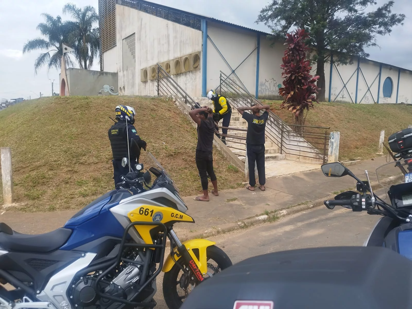 Dupla é flagrada furtando tampas telefônicas em ginásio