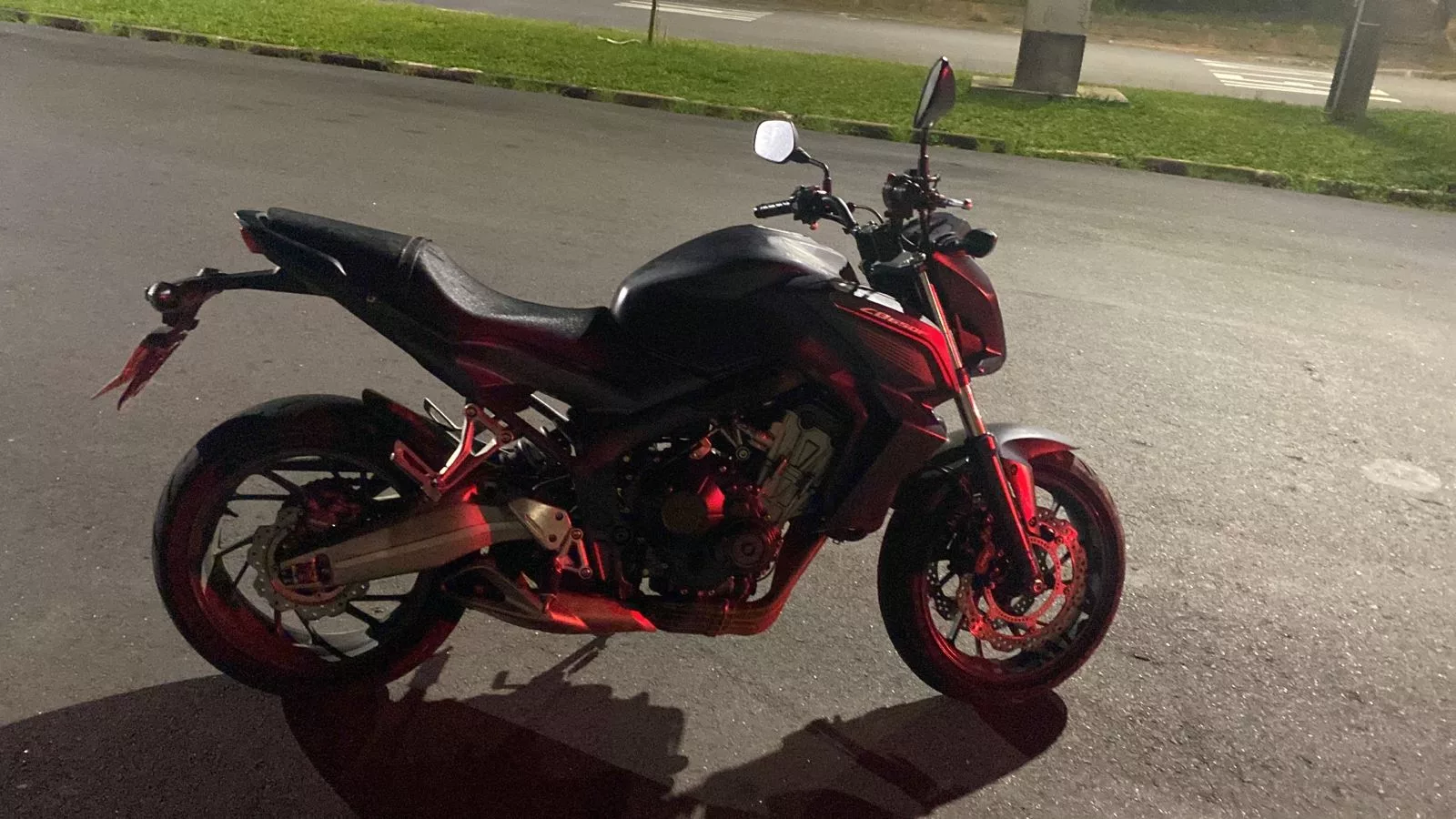 Polícia recupera moto furtada e abandonada na zona sul