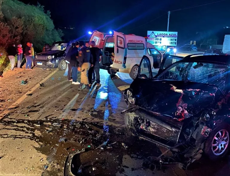 Acidente na BR-267 deixa sete pessoas feridas
