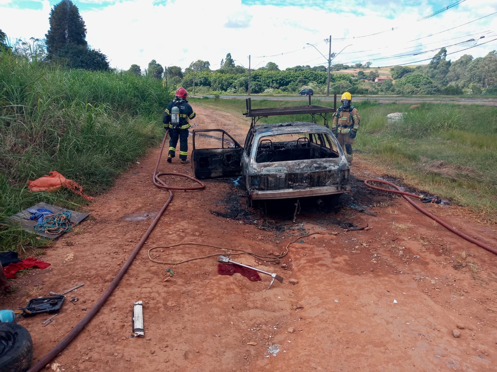 Chevette pega fogo na Avenida Alcoa