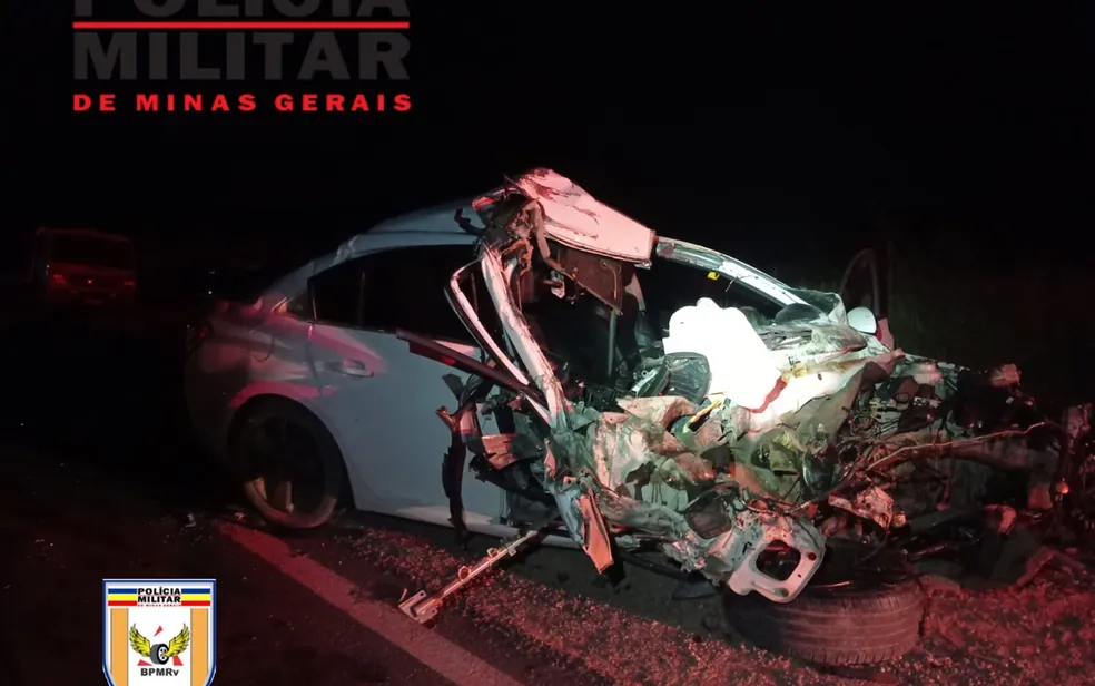 Motorista atropela pedestre, foge sem prestar socorro e bate de frente com caminhão