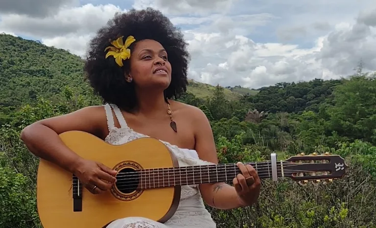 Marina Rosa no show Caboclas: musicalidade e ativismo ambiental