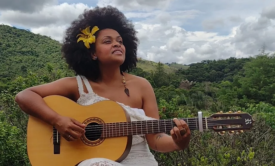 Marina Rosa no show Caboclas: musicalidade e ativismo ambiental