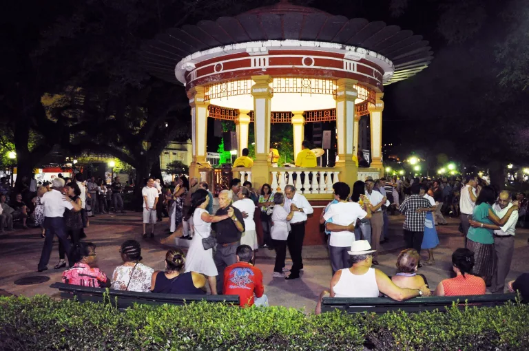 Coreto retoma música ao vivo com atrações dançantes