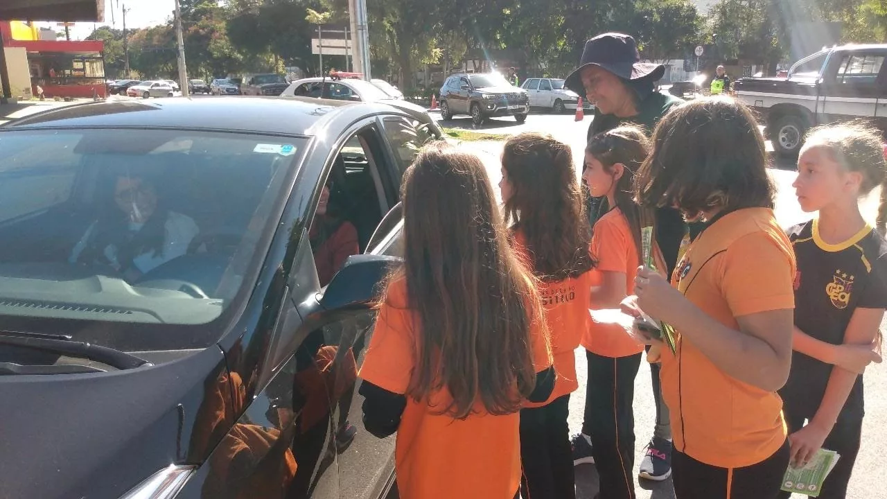 Crianças participam de ações do “Maio Amarelo”