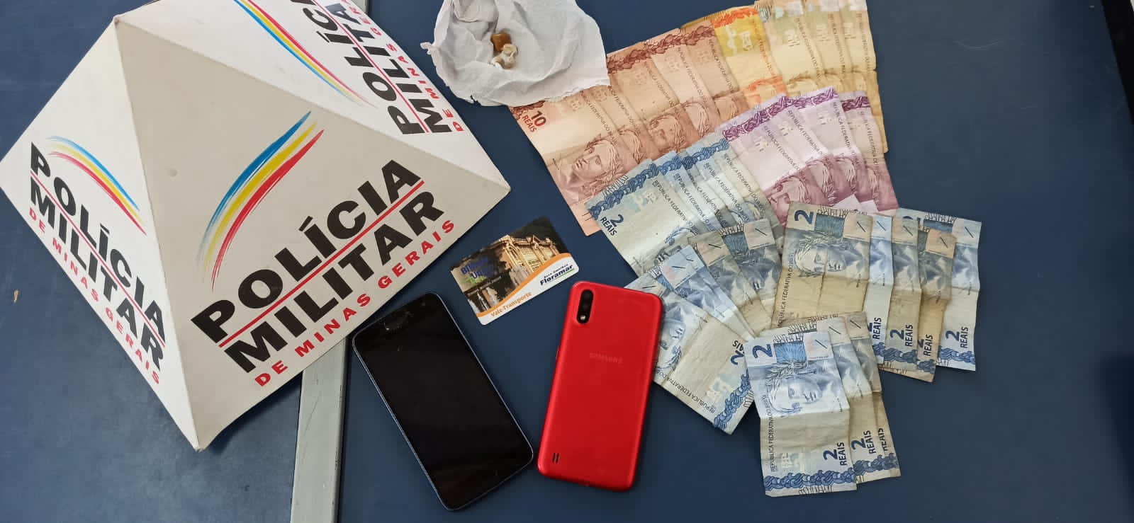 Ladrão e traficante são presos após roubo de celular