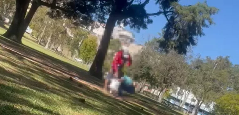 Homem é filmado agredindo mulher no parque municipal