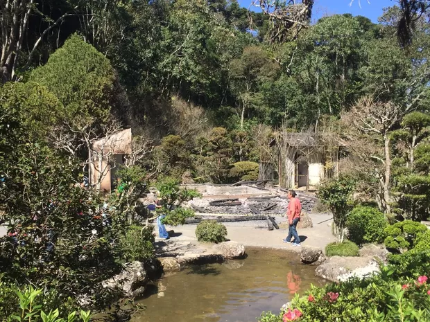Equipe japonesa vem a Poços para reconstrução da Casa de Chá
