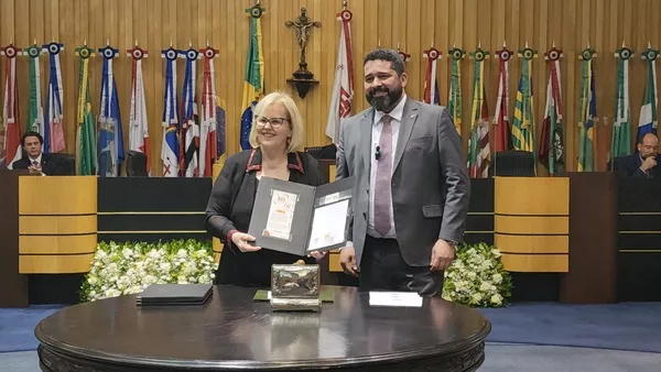 Lançamento de selo postal marca os 80 anos da CLT  