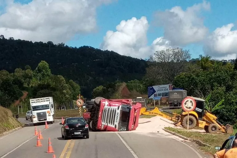 Motorista fica ferido após tombar carreta