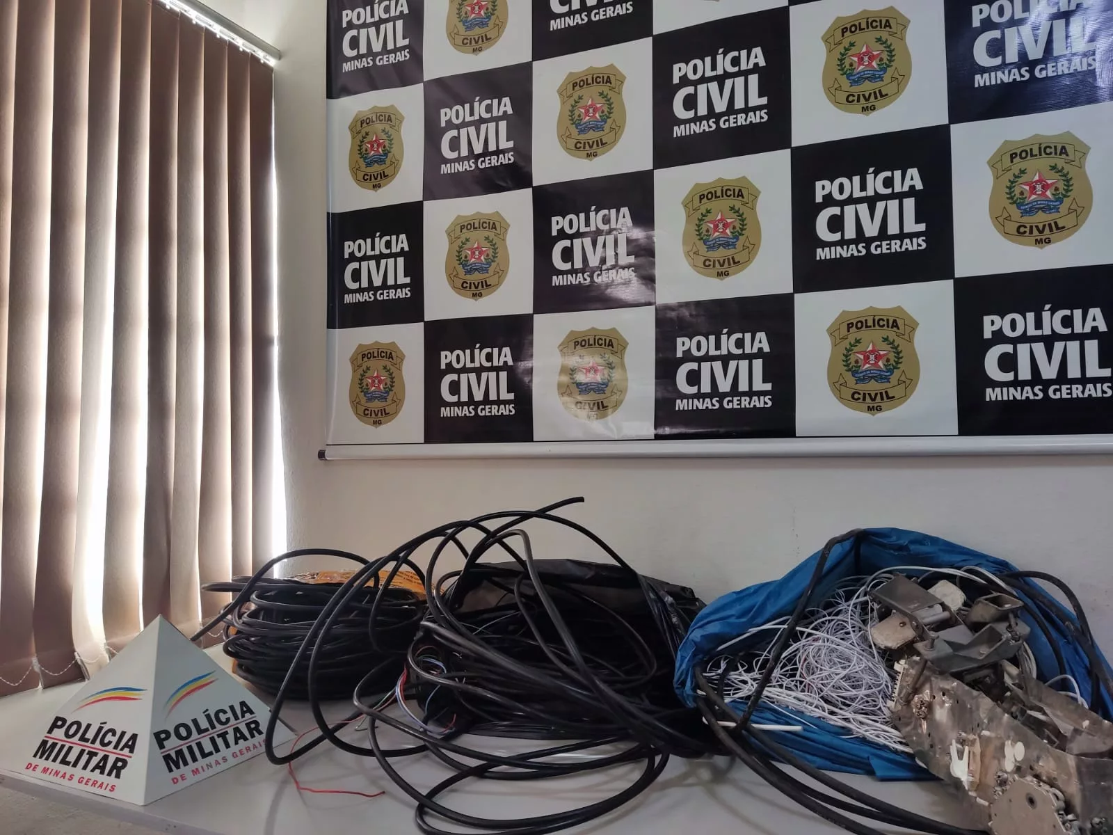 Dupla é presa por receptação de cabos de antenas de telefonia celular