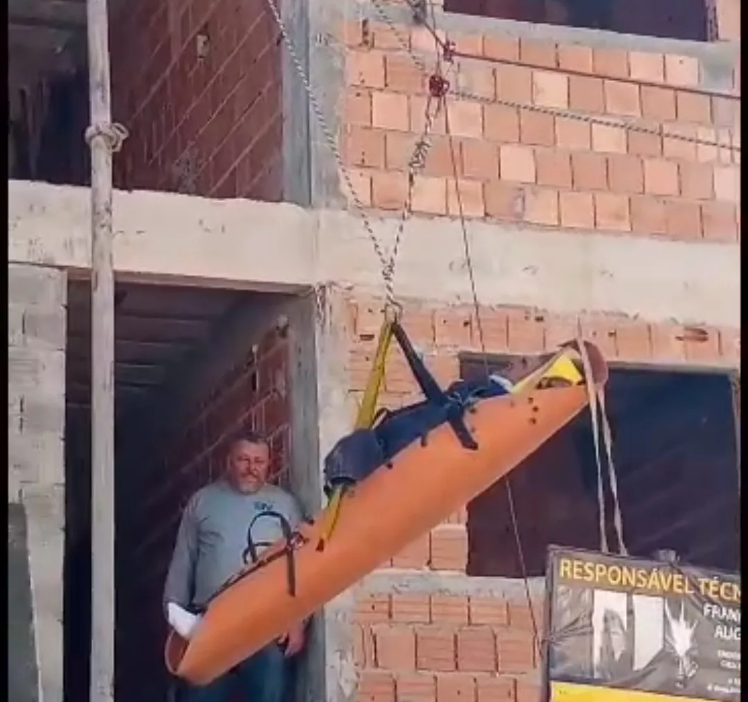 Pedreiro fica ferido ao cair de laje em obras no Monte Verde