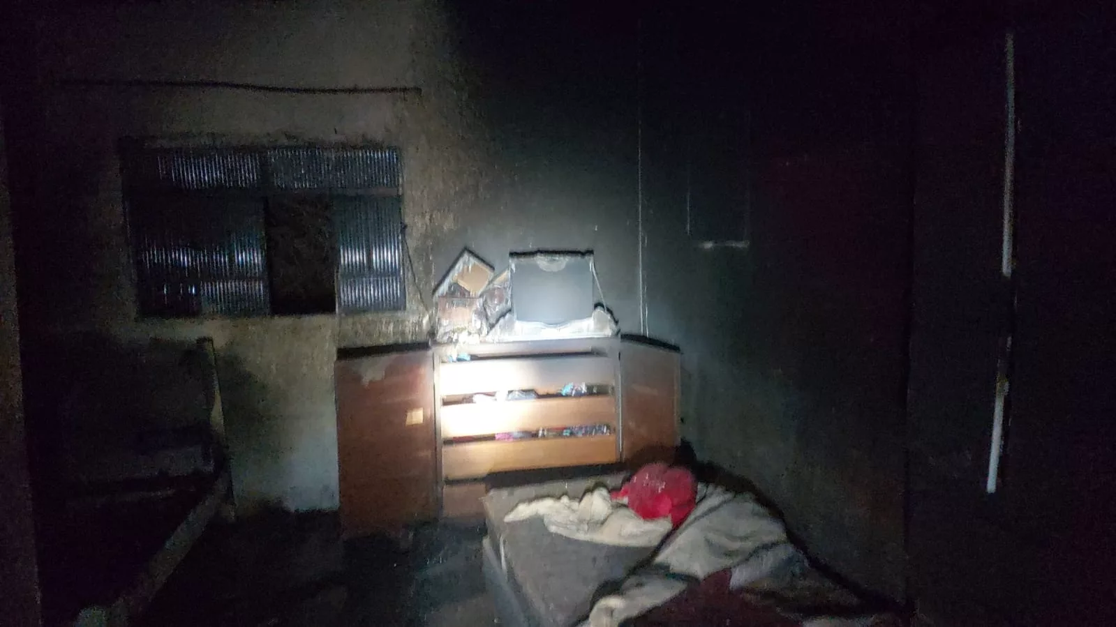 Barracão pega fogo e moradora afirma que foi incêndio criminoso