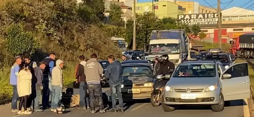 Engavetamento deixa feridos e provoca congestionamento