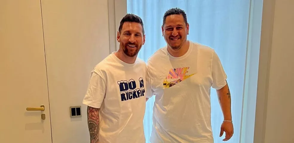 Poços-caldense é recebido por Messi em Paris