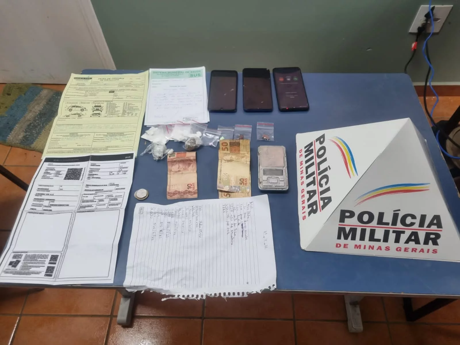 Traficantes usam carro furtado para fazer entrega de drogas