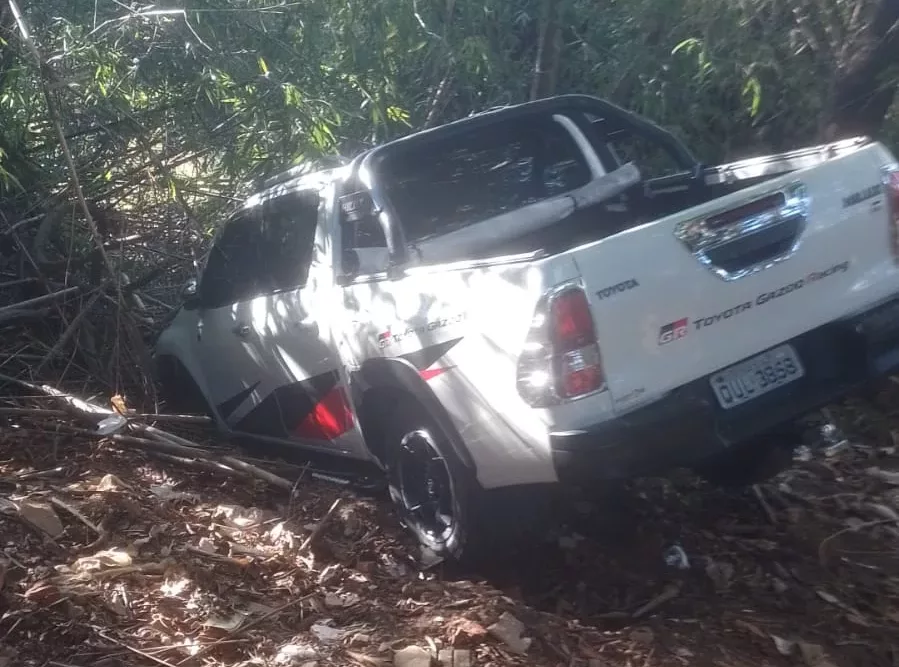 Ladrões abandonam veículo após perseguição