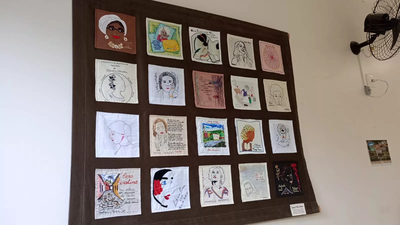 Flipoços doa painel com obras de bordado para a Unacon 