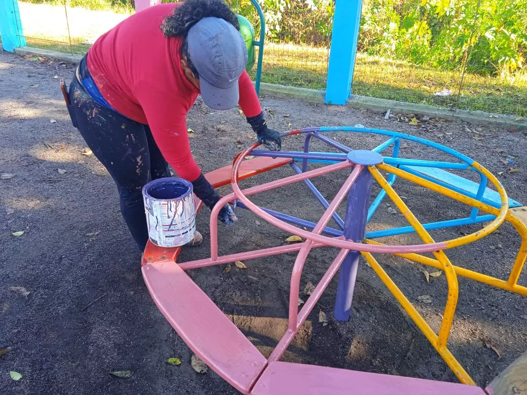 Parquinhos infantis recebem manutenção preventiva
