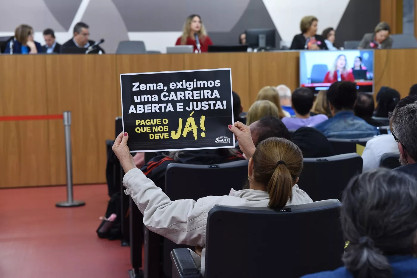 Audiência discute carreira e piso salarial de professores estaduais