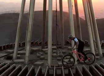 Ciclista criado em Poços impressiona ao pedalar em cima de torre