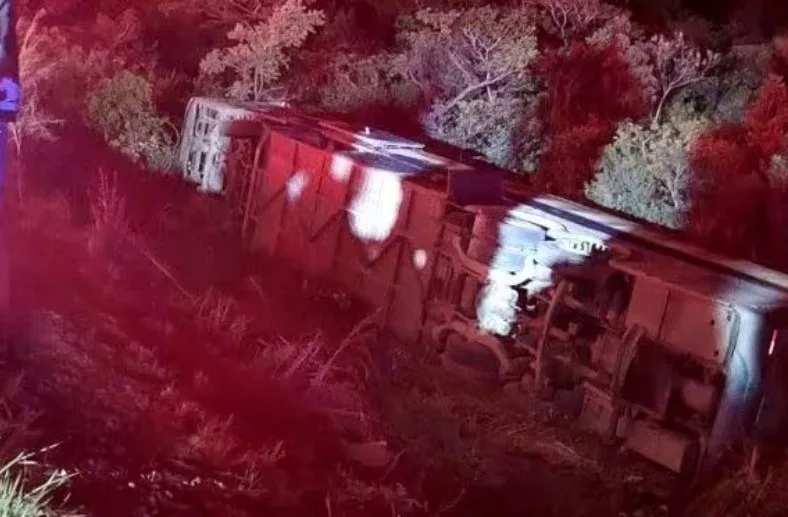 Ônibus a caminho de Poços sofre acidente na BR-251
